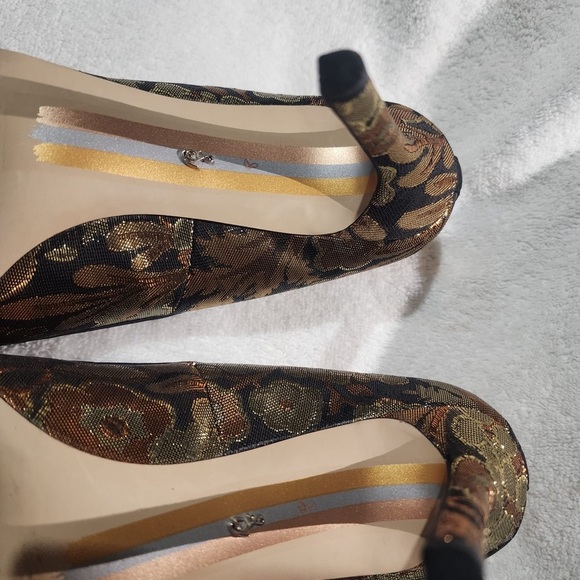 Elegant Gold and Black Women's Heels - Picture 6 of 8